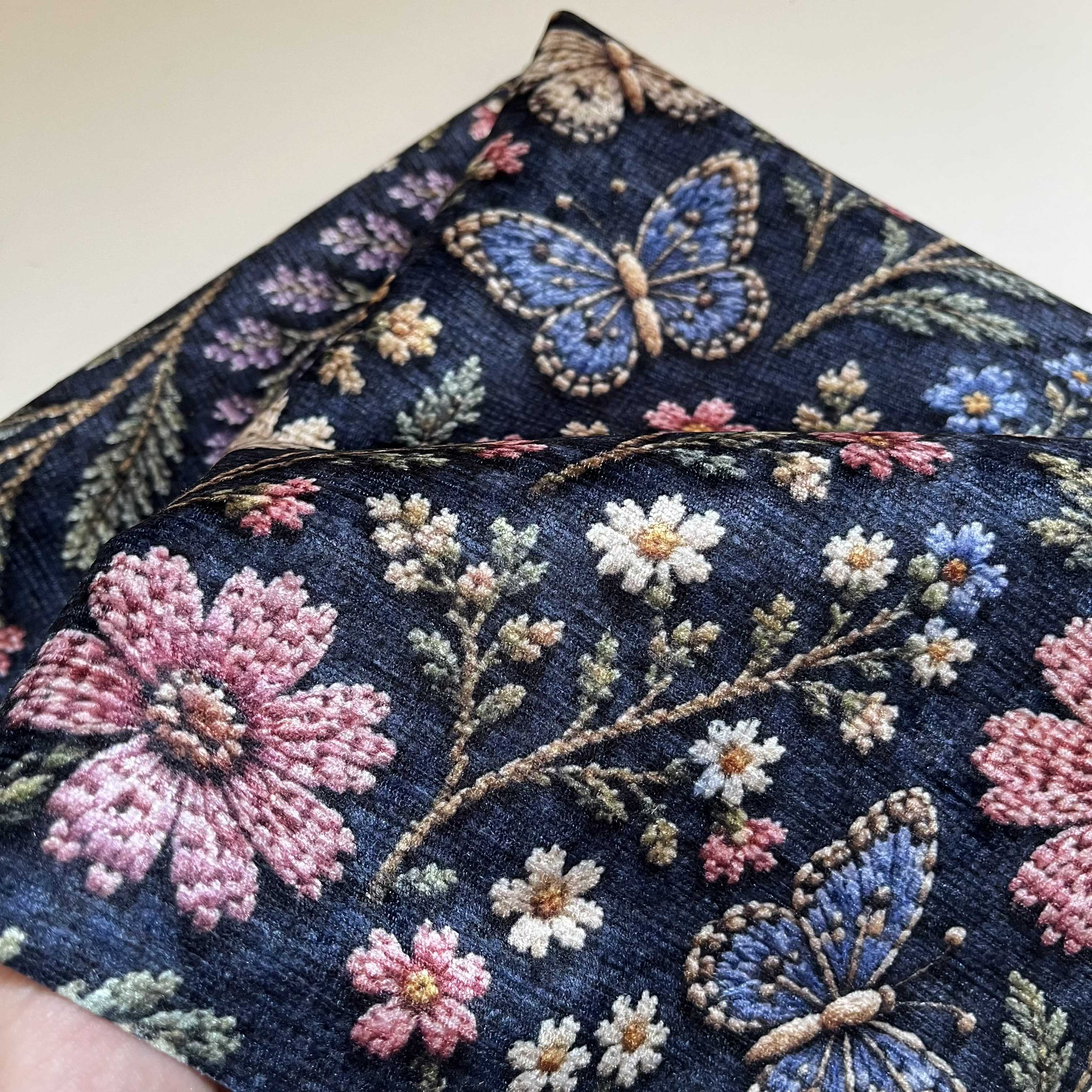 پارچه کیفی طرح کوبلن مدل گل و پروانه زمینه سرمه ای